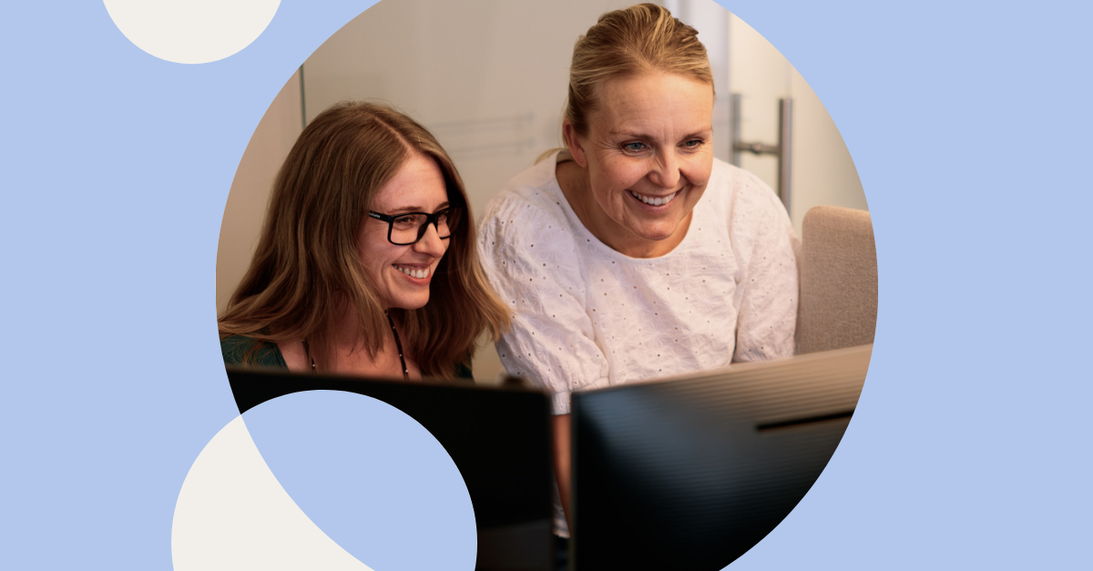 Foto av två kvinnor som arbetar på ett kontor