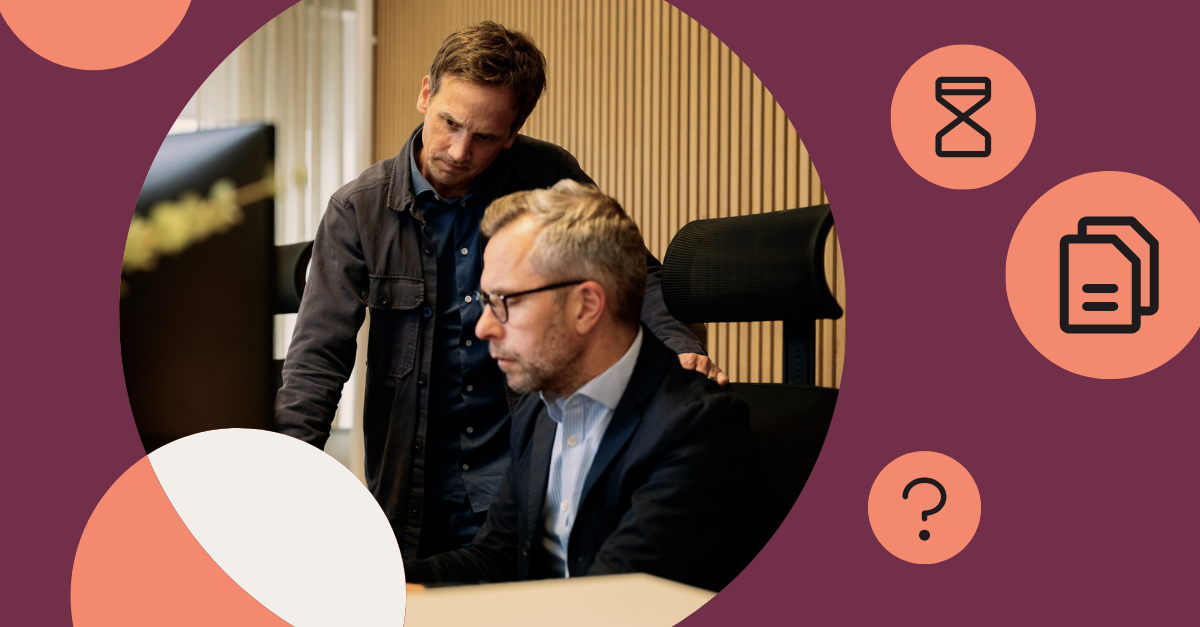 Bild på två män som arbetar på ett kontor
