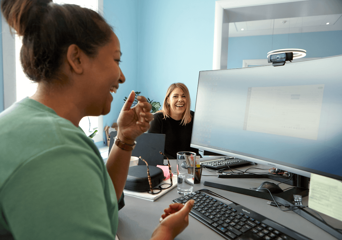 Bild av två kvinnor som skrattar på kontoret