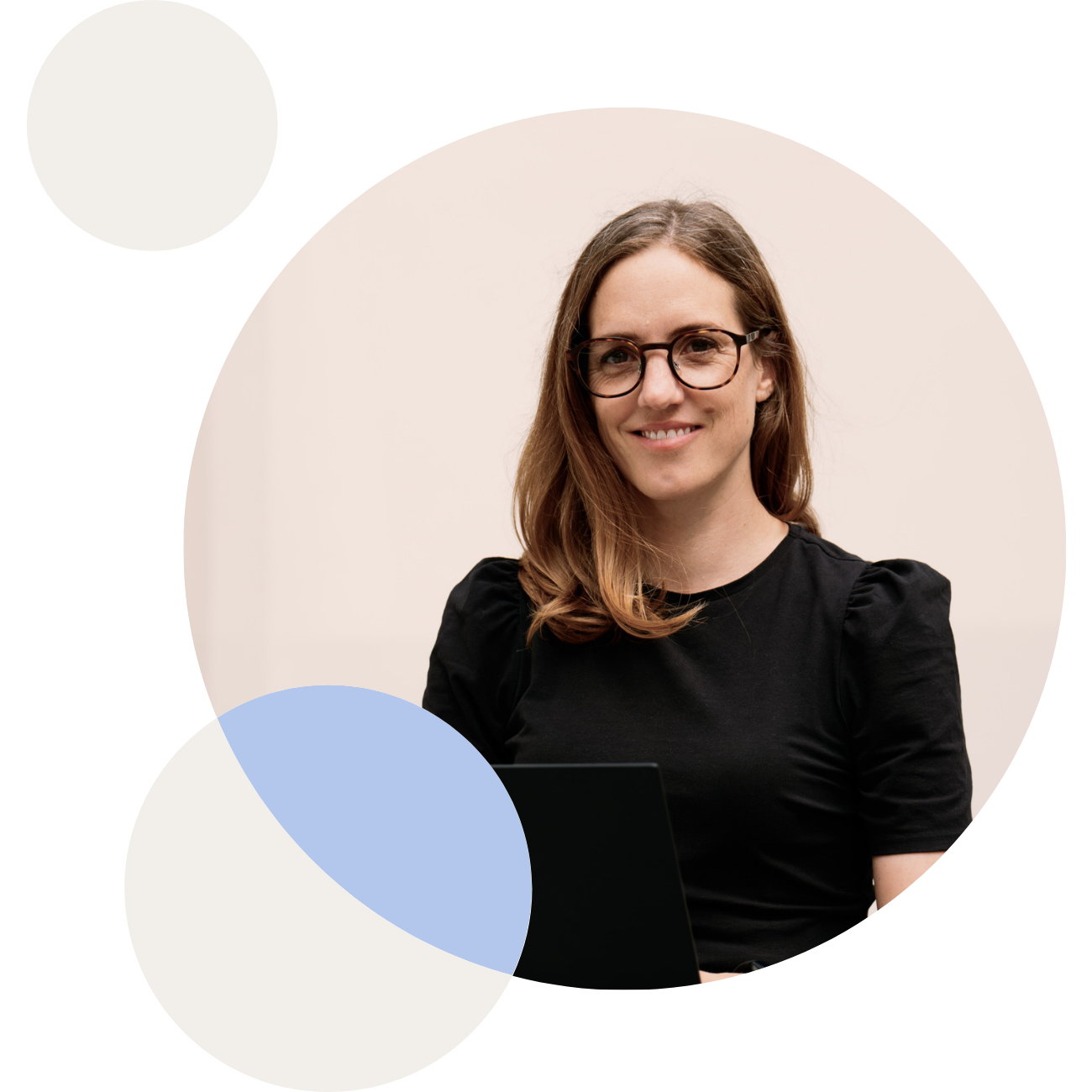  Man som tittar på siffror i ett diagram