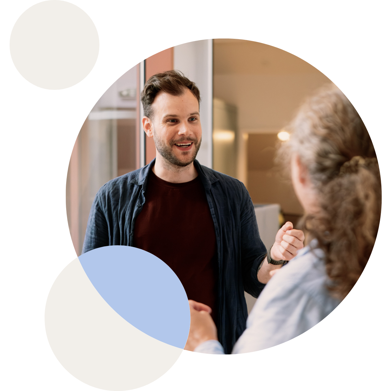 Flera kollegor arbetar i ett öppet kontorslandskap