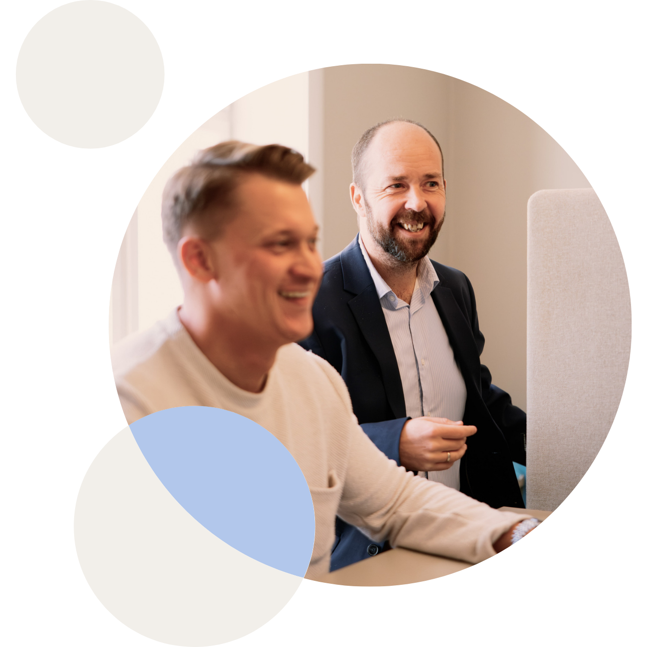  Kvinna som kontrollerar leverans