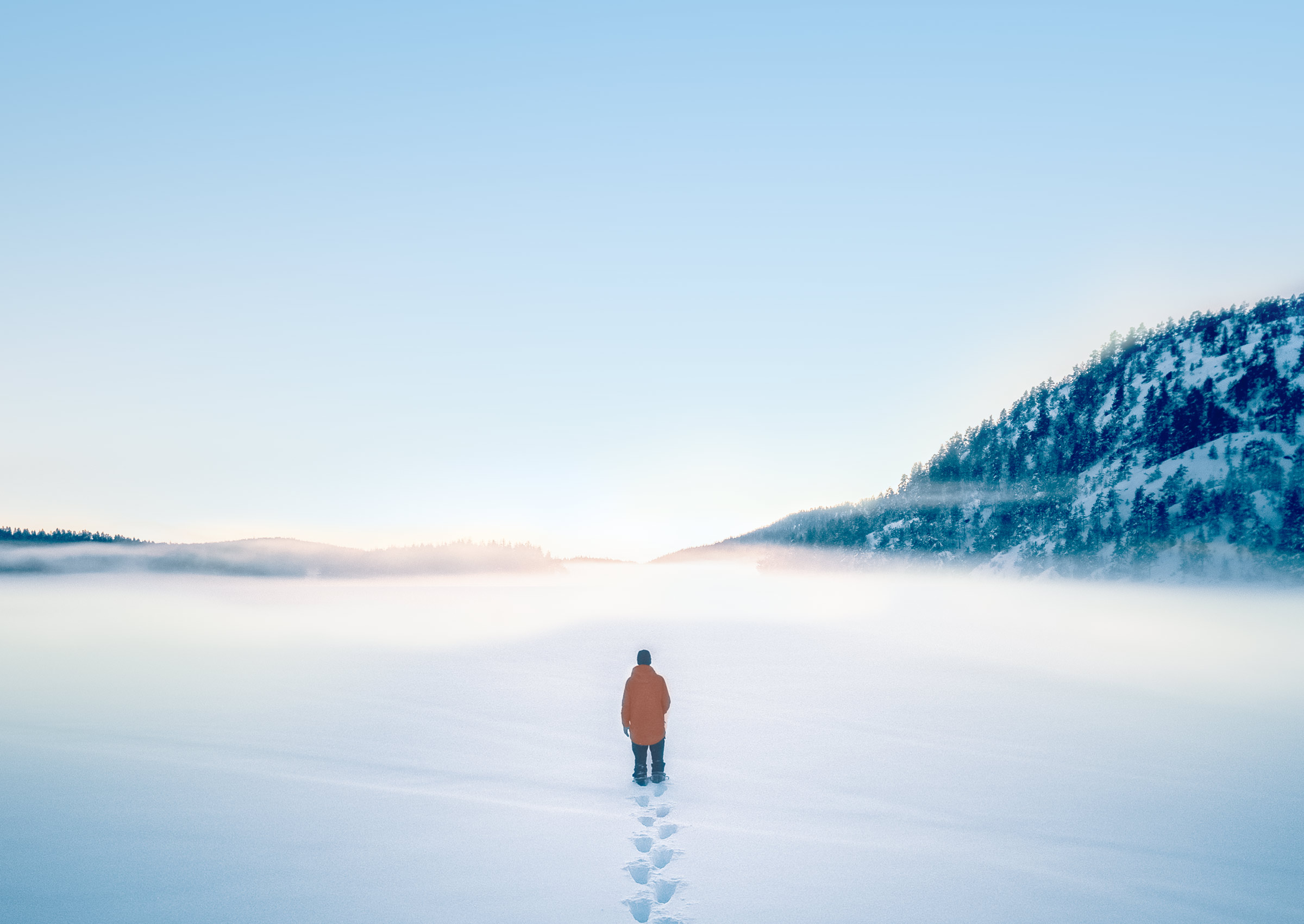 Vinterscen. Man som går på en frusen sjö