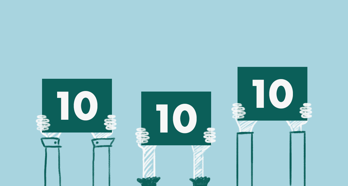 Illustration med händer som håller upp poängskyltar med siffran 10