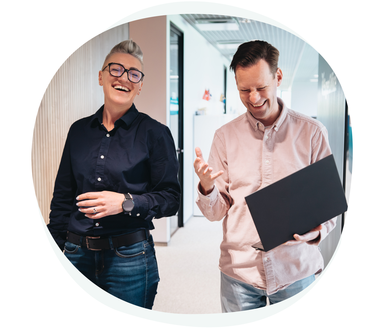 Bärbar dator som visar SuperOffice CRM